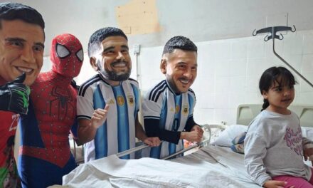 Messi, De Paul y el Dibu sorprendieron a niños internados en el Marcial Quiroga