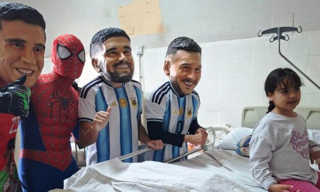 Messi, De Paul y el Dibu sorprendieron a niños internados en el Marcial Quiroga