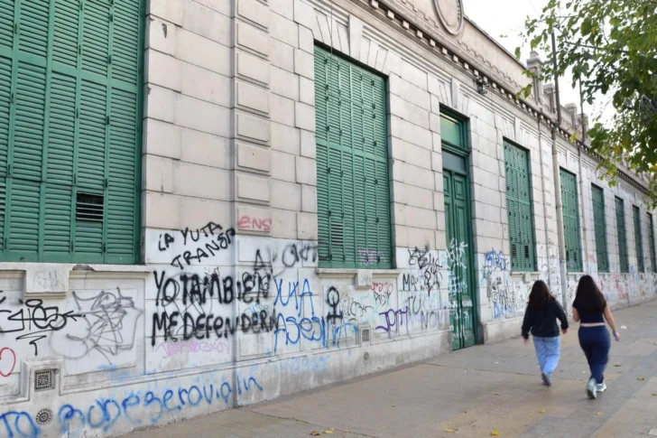 Vandalismo en escuelas céntricas: baños rotos, instalaciones dañadas y calefactores destruidos complican el mantenimiento