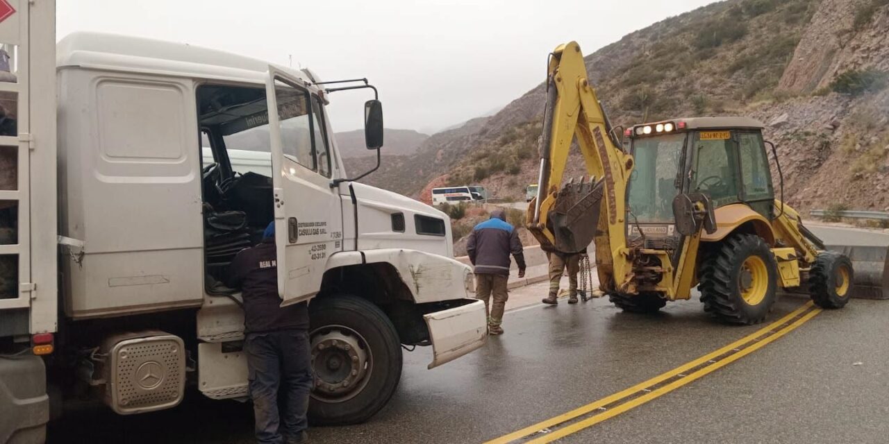 Video: Cerraron la Cuesta de Miranda por hielo y ya se registraron incidentes en la ruta