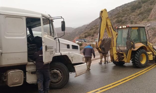 Video: Cerraron la Cuesta de Miranda por hielo y ya se registraron incidentes en la ruta