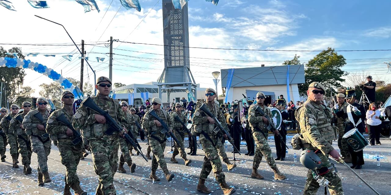 Miles de personas acompañaron el desfile patrio en 9 de Julio