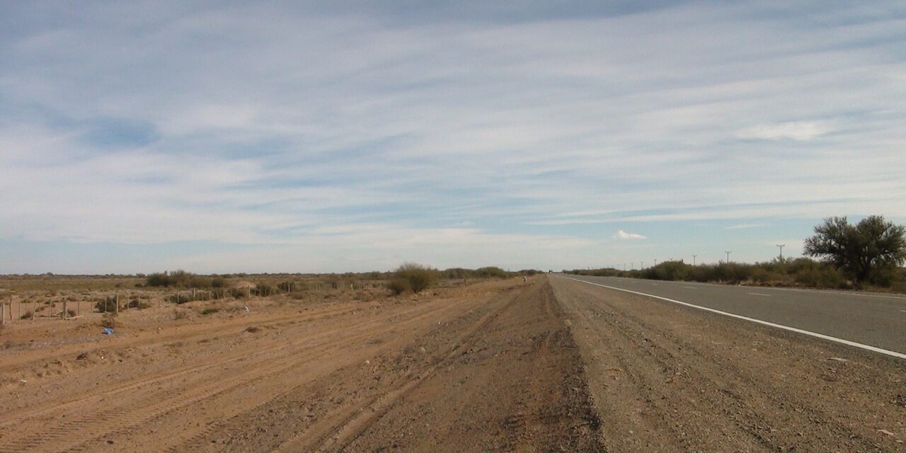 Avanzan los trabajos de limpieza de banquinas sobre la Ruta 20