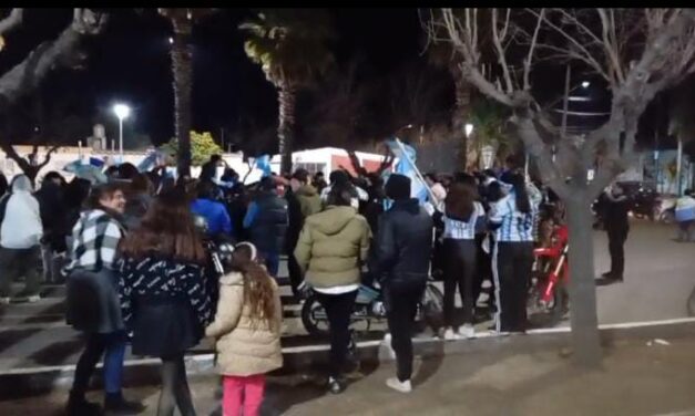 Valle Fértil, celebra en la plaza el pase de Argentina a semifinales