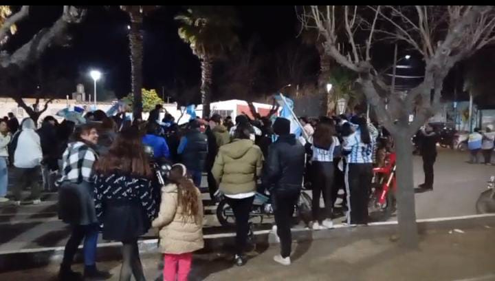 Valle Fértil, celebra en la plaza el pase de Argentina a semifinales