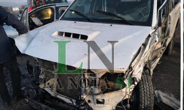 Choque múltiple en Ruta 20: tres heridos y la Hilux habría invadido el carril contrario