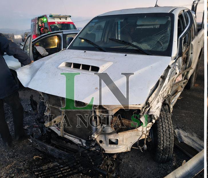 Choque múltiple en Ruta 20: tres heridos y la Hilux habría invadido el carril contrario