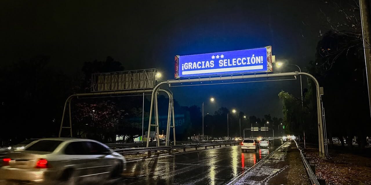 El Gobierno homenajeó a la Scaloneta con un mensaje en los carteles de Circunvalación
