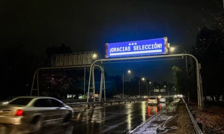 El Gobierno homenajeó a la Scaloneta con un mensaje en los carteles de Circunvalación