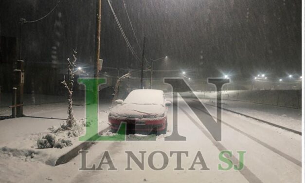 Calingasta amaneció completamente blanco tras una intensa nevada que cubrió calles y viviendas