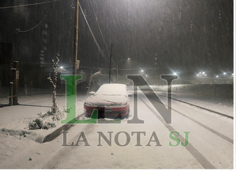 Calingasta amaneció completamente blanco tras una intensa nevada que cubrió calles y viviendas
