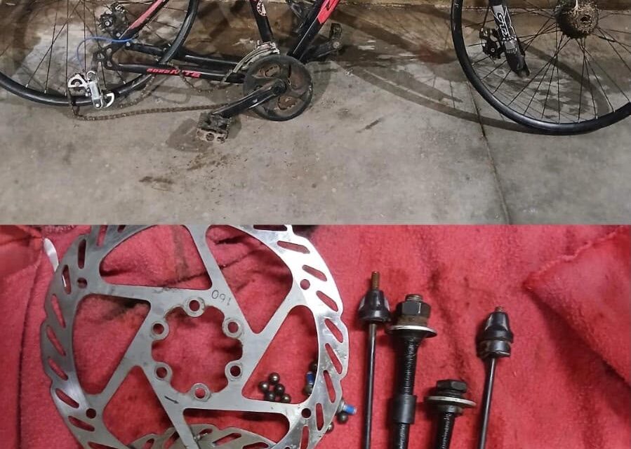 Robaron una bicicleta, la desarmaron para ocultarla
