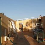 Vendieron todo y abandonaron la ciudad para construir una casa sustentable en el campo con paneles SIP y alimentada por energía solar