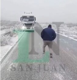 Video: el increíble derrape de un camionero sobre el hielo en la Ruta 149