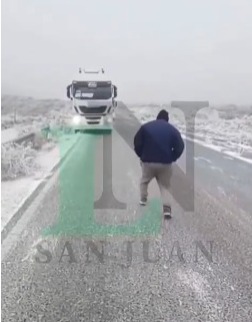Video: el increíble derrape de un camionero sobre el hielo en la Ruta 149