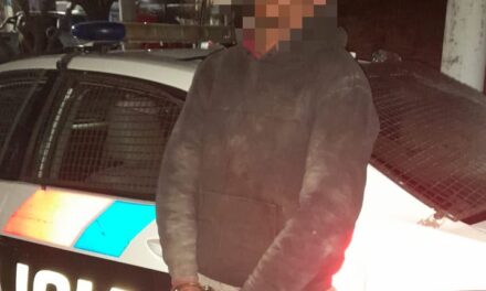 Lo vieron en la calle, intentó deshacerse de un revólver y terminó detenido