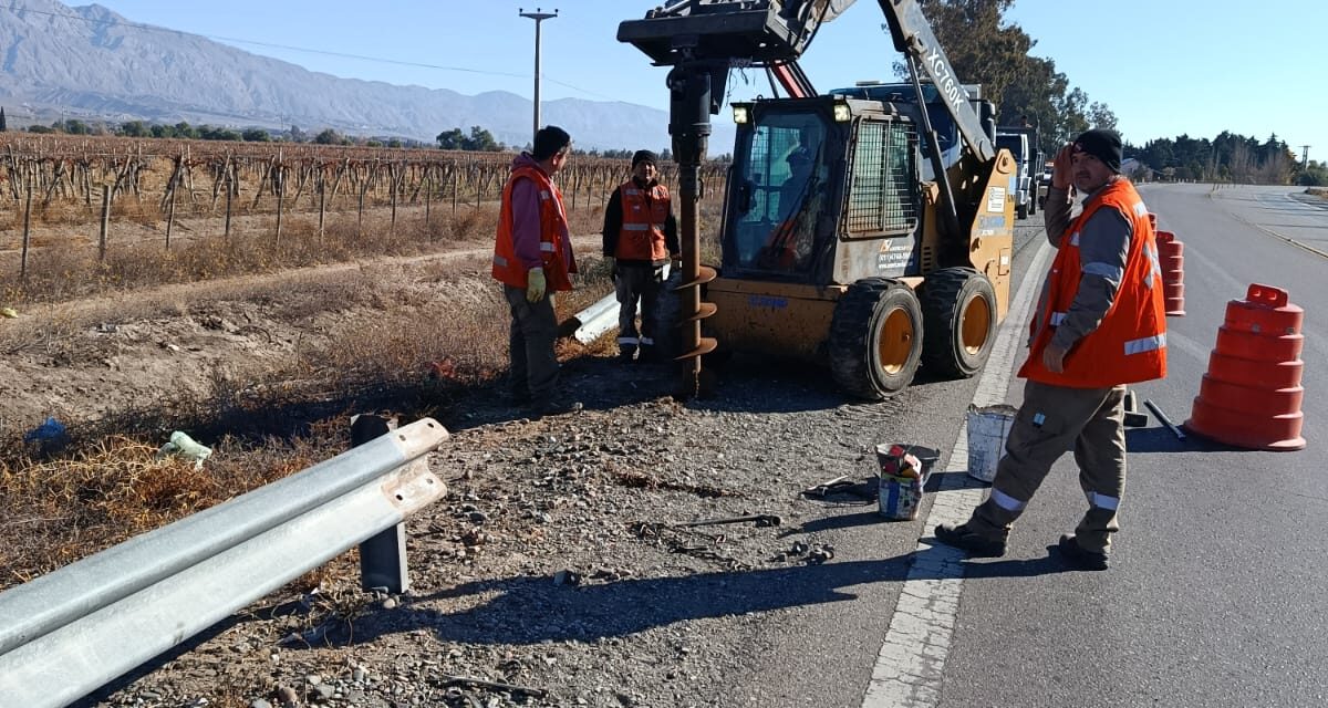 Trabajan en la reposición de barandas de seguridad sobre la Ruta 40 Sur