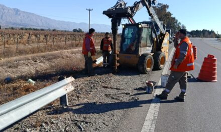Trabajan en la reposición de barandas de seguridad sobre la Ruta 40 Sur