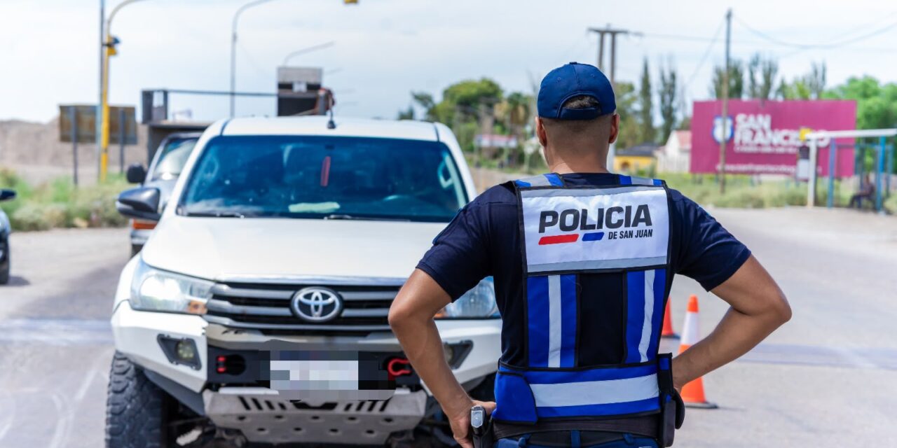 La rápida reacción de tres policías salvó la vida de un bebé que cayó en un balde con agua