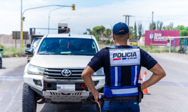 La rápida reacción de tres policías salvó la vida de un bebé que cayó en un balde con agua