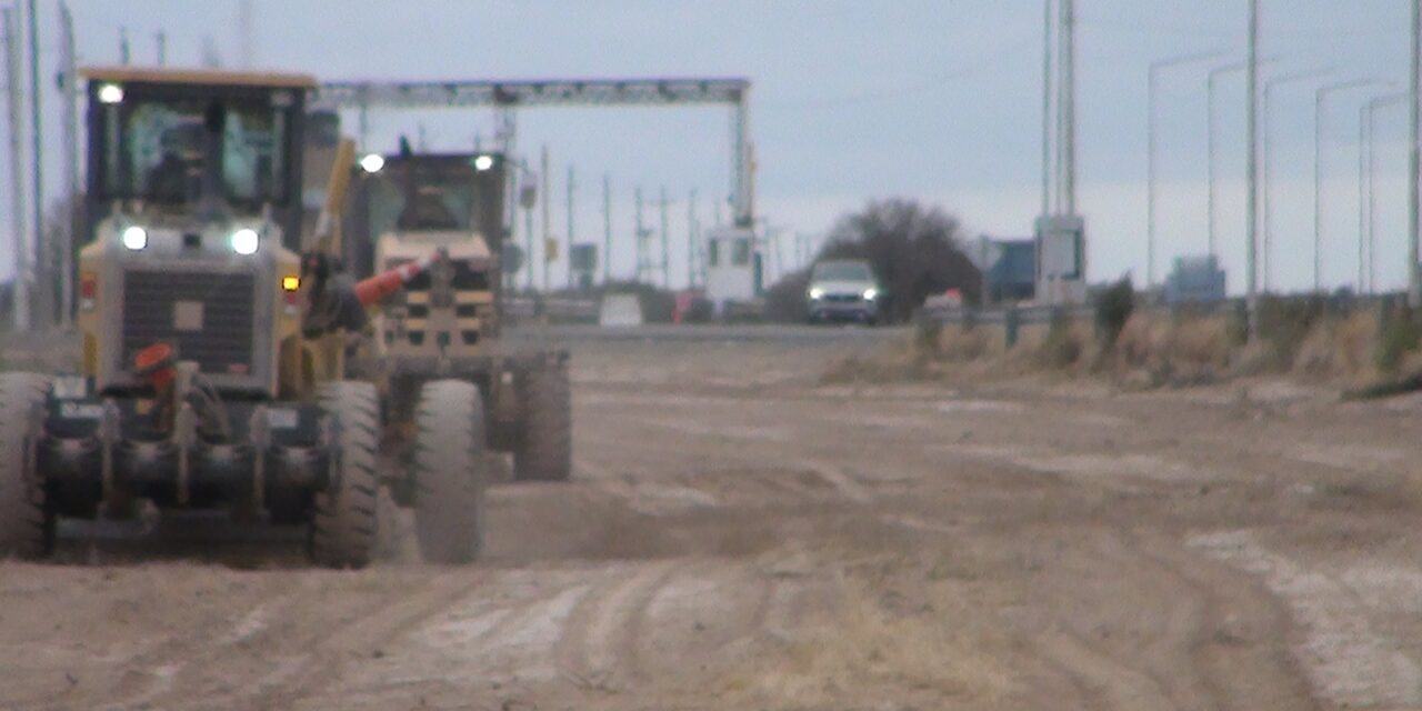 Trabajan en la limpieza de banquinas sobre la Ruta 40 Sur camino a Mendoza