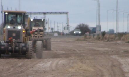 Trabajan en la limpieza de banquinas sobre la Ruta 40 Sur camino a Mendoza