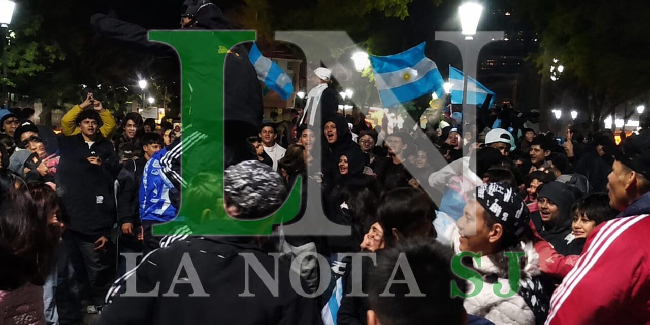Los sanjuaninos salieron a festejar la clasificación de Argentina y la Plaza 25 volvió a ser una fiesta