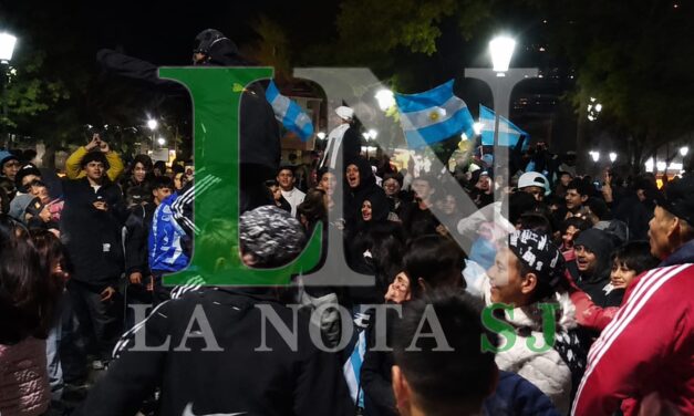 Los sanjuaninos salieron a festejar la clasificación de Argentina y la Plaza 25 volvió a ser una fiesta