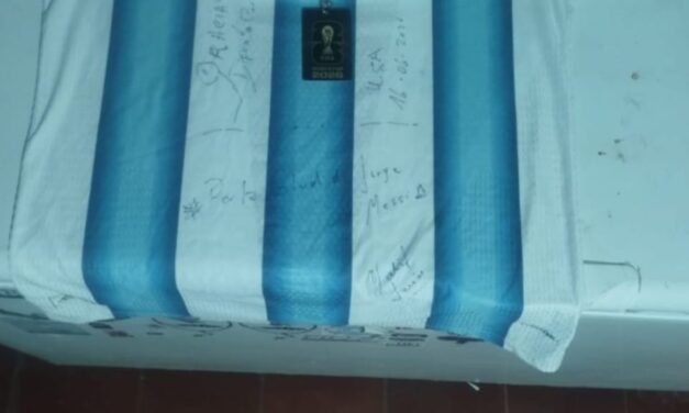 La fe mundialista llegó otra vez a la Difunta Correa: exhiben una camiseta de la Selección enviada desde Estados Unidos