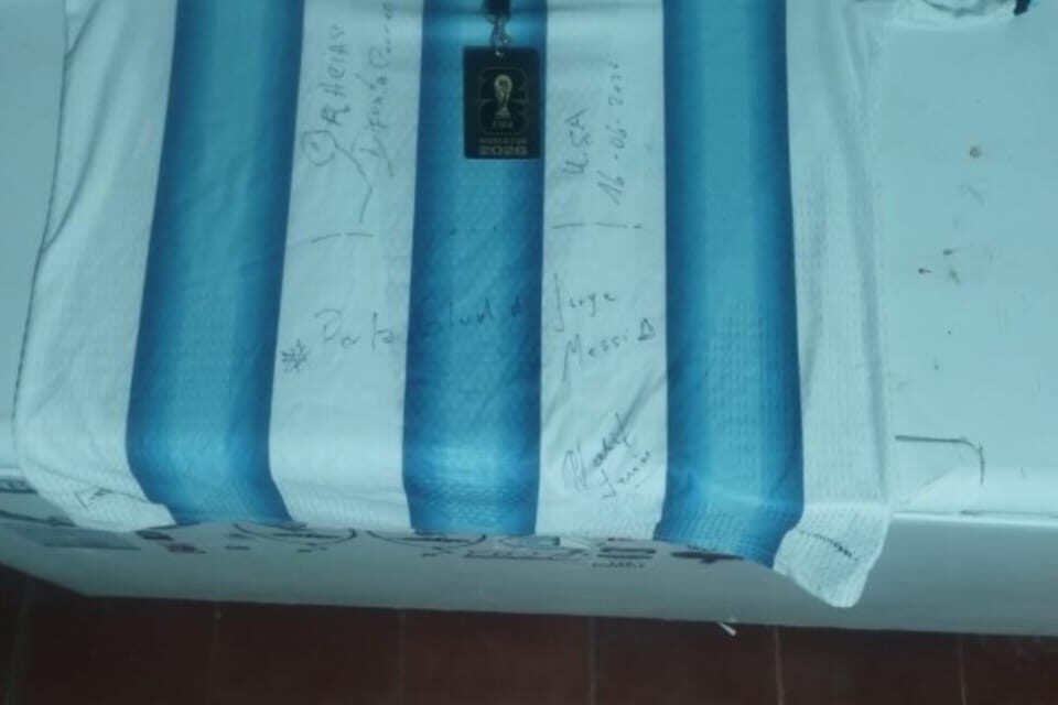 La fe mundialista llegó otra vez a la Difunta Correa: exhiben una camiseta de la Selección enviada desde Estados Unidos