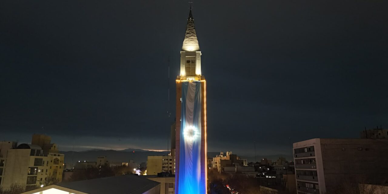 Un gran banderazo y una enorme bandera en la Catedral marcaron la previa de la final del Mundial