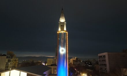 Un gran banderazo y una enorme bandera en la Catedral marcaron la previa de la final del Mundial