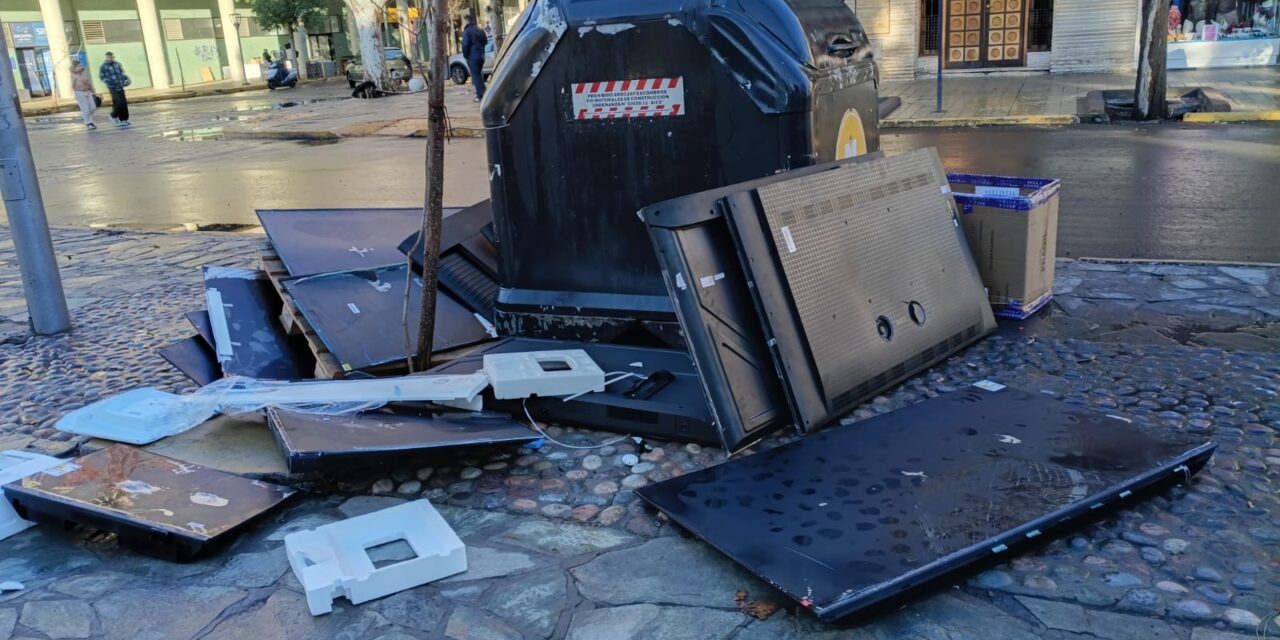 ¿La bronca por la derrota? Aparecieron decenas de televisores rotos en pleno centro sanjuanino