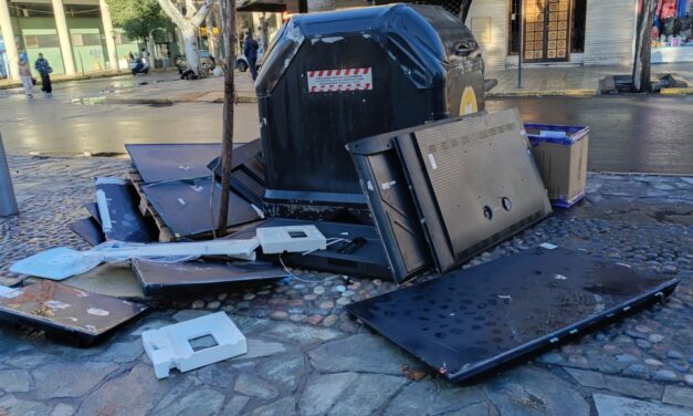 ¿La bronca por la derrota? Aparecieron decenas de televisores rotos en pleno centro sanjuanino