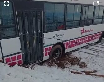 Rescataron al colectivo de línea que une localidades de Calingasta tras quedar varado por la intensa nevada (video)