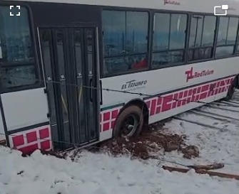 Rescataron al colectivo de línea que une localidades de Calingasta tras quedar varado por la intensa nevada (video)
