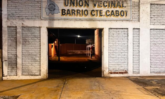 Intentó robar 10 sillas de una unión vecinal, escapó al ver a la Policía y terminó detenido
