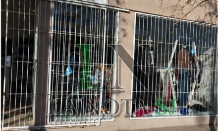 Detuvieron a un joven tras romper la vidriera de un local y robar casi 50 prendas en Rawson