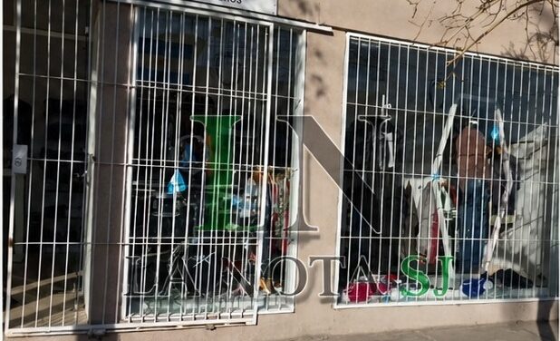 Detuvieron a un joven tras romper la vidriera de un local y robar casi 50 prendas en Rawson