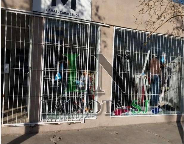 Detuvieron a un joven tras romper la vidriera de un local y robar casi 50 prendas en Rawson