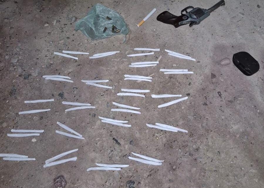Intentó escapar al ver a la Policía, pero terminó detenido con un revólver y más de 40 dosis de marihuana