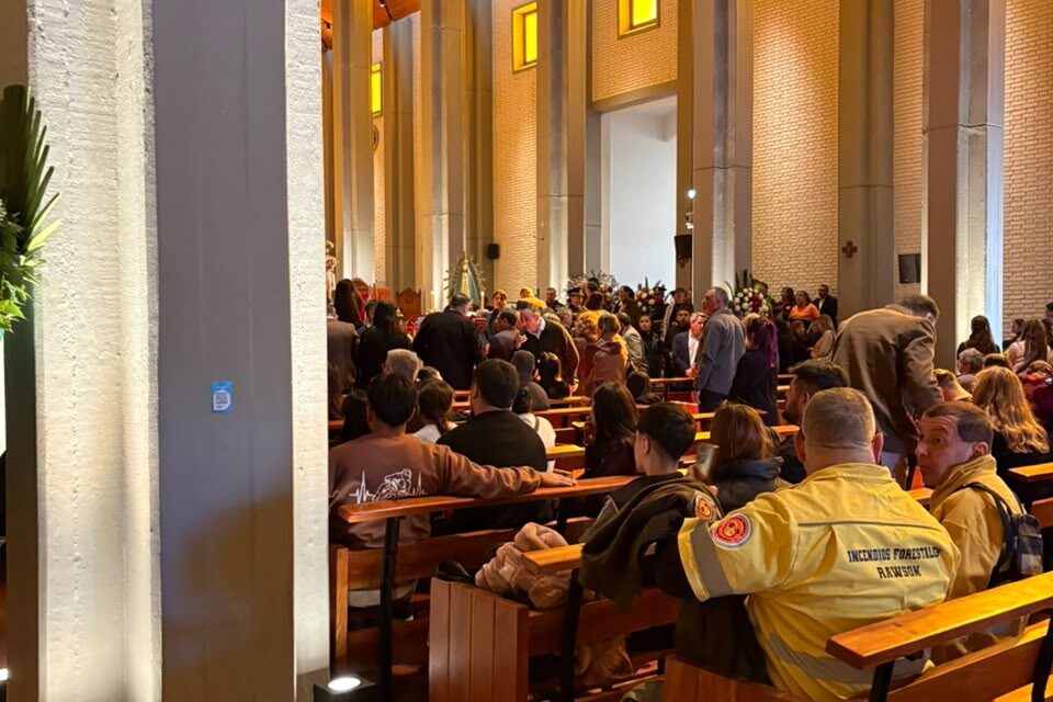 Intenso dolor en la Catedral: un centenar de personas despide a las víctimas del accidente aéreo de Valle Fértil