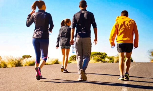Caminar una hora por día y hacer ejercicios de fuerza disminuye el riesgo de mortalidad