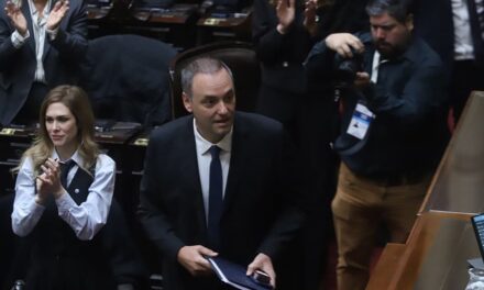 YPF aceptó la renuncia de Manuel Adorni al directorio de la empresa