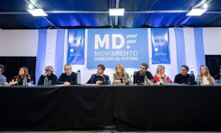 Axel Kicillof reunió a su tropa: pidió «no caer en provocaciones» y dijo que la única disputa «es con Javier Milei»