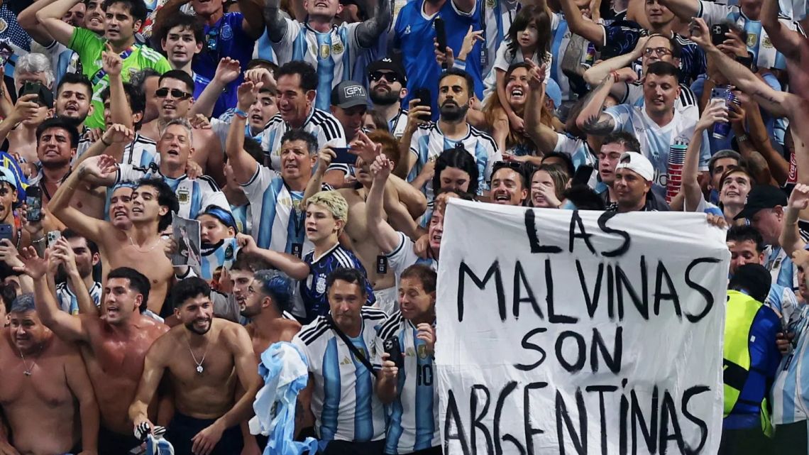 El detrás de escena de la bandera de Malvinas que recibió la Scaloneta y el mensaje de Nicolás Tagliafico