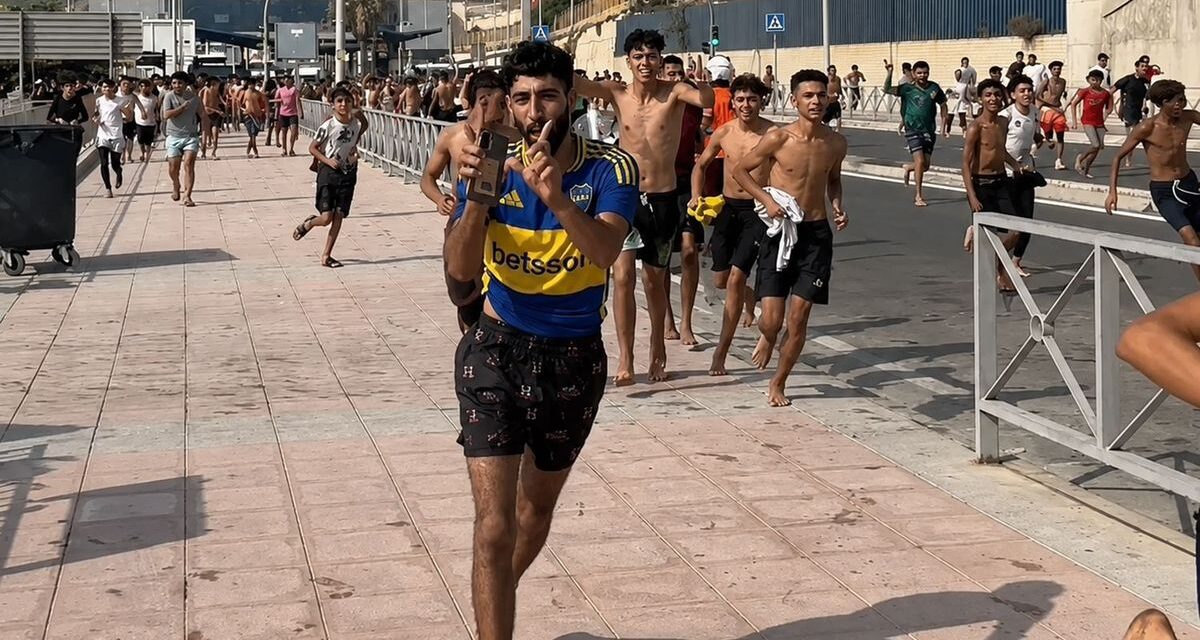 Un marroquí cruzó la frontera de Ceuta a España con la camiseta de Boca y su imagen explotó en redes