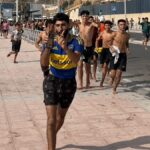 Un marroquí cruzó la frontera de Ceuta a España con la camiseta de Boca y su imagen explotó en redes