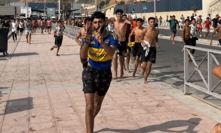 Un marroquí cruzó la frontera de Ceuta a España con la camiseta de Boca y su imagen explotó en redes