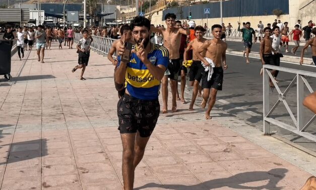 Un marroquí cruzó la frontera de Ceuta a España con la camiseta de Boca y su imagen explotó en redes